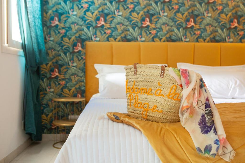 een slaapkamer met een bed met een kussen erop bij Hotel Résidence San Roccu in Saint-Florent
