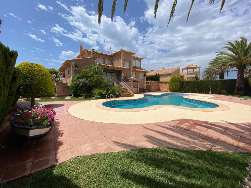 Hotel Chalet en los canales de Veneziola con piscina y embarcadero en La Manga del Mar Menor, Murcia