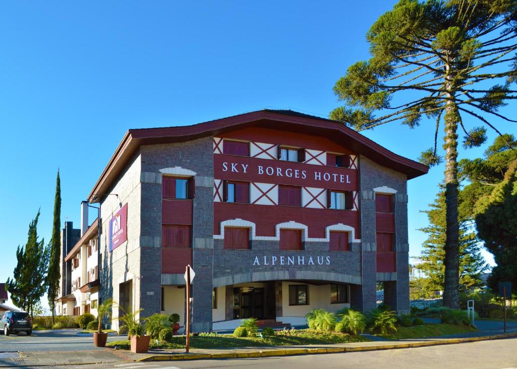 een gebouw met een bord waarop staat "sky brokers hotel" bij Sky Borges Hotel Alpenhaus - Gramado in Gramado