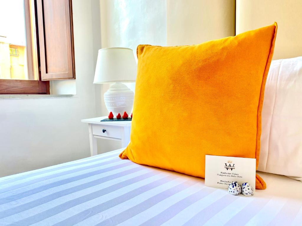 almohada amarilla sobre la cama en Palace Fontana Di Trevi Prestige, en Roma