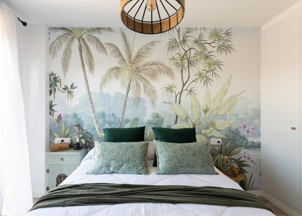 um quarto com uma cama com papel de parede de palmeira em Villamarco Beach Home at Playa San Juan - Muchavista em Alicante