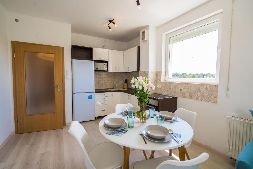 Kuchyňa alebo kuchynka v ubytovaní MyFlat Golden Coast Panorama Apartment