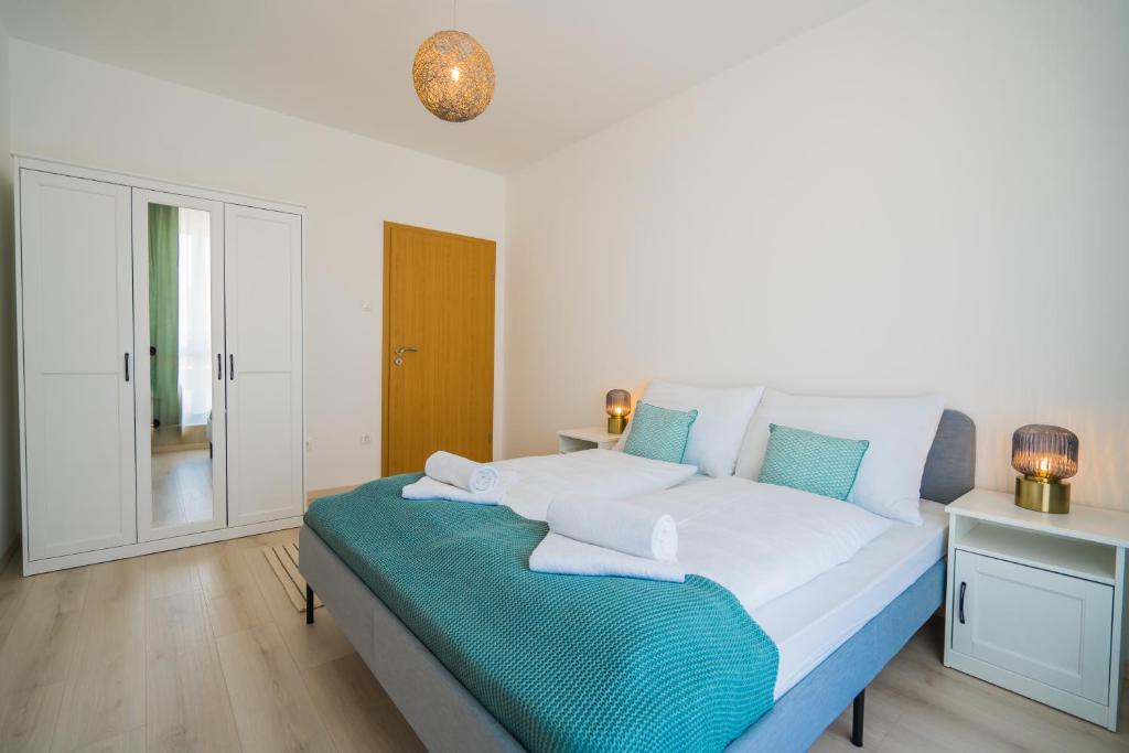 Posteľ alebo postele v izbe v ubytovaní MyFlat Golden Coast Panorama Apartment