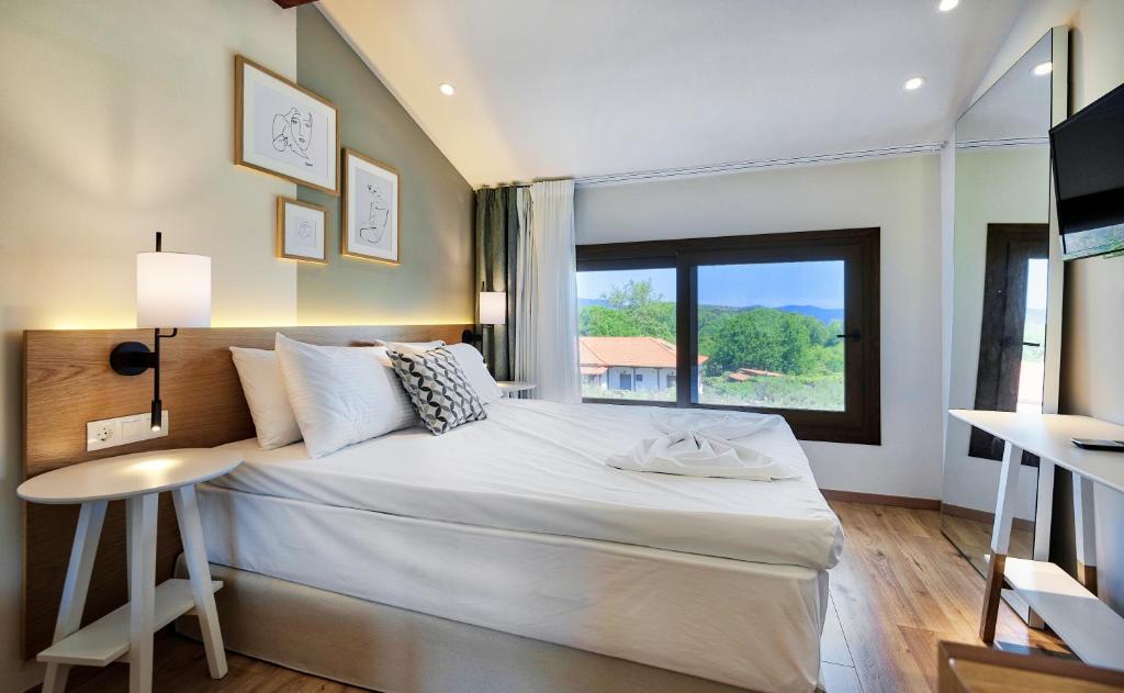 Postel nebo postele na pokoji v ubytování Dionysus Apartments & Suites