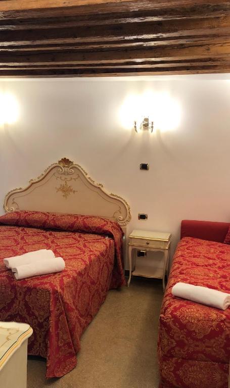 A bed or beds in a room at Hotel Leonardo