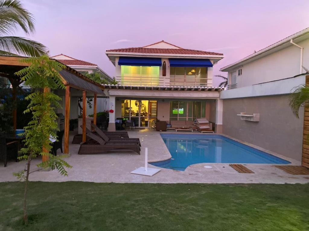 una casa con piscina en el patio trasero en Casa de Playa, en Cartagena de Indias