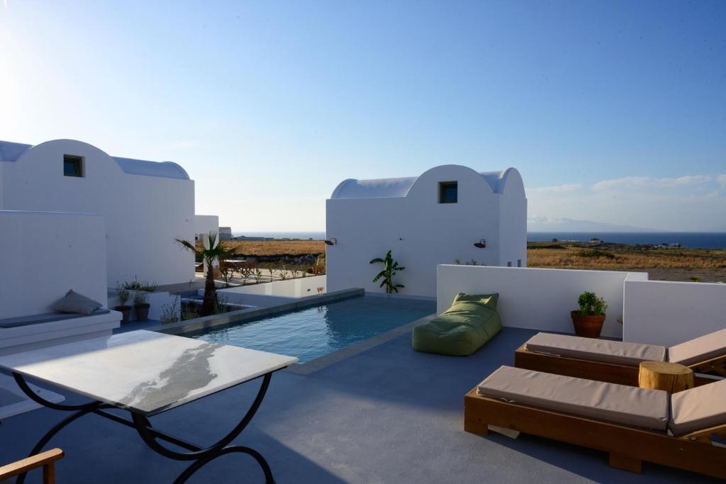 Bazén v ubytování Oia Kissiri - private pool villas nebo v jeho okolí