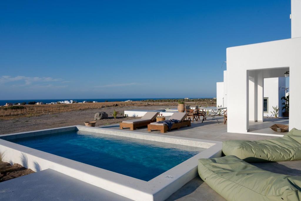 Bazén v ubytování Oia Kissiri - private pool villas nebo v jeho okolí