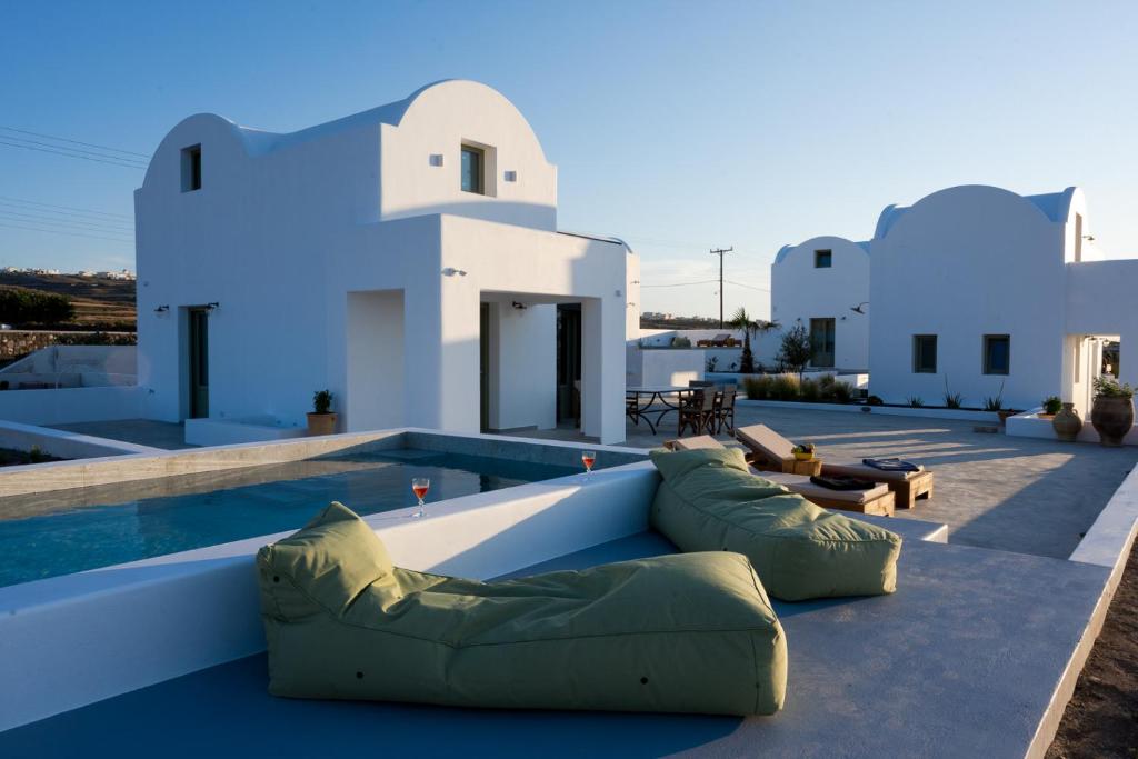 Posezení v ubytování Oia Kissiri - private pool villas