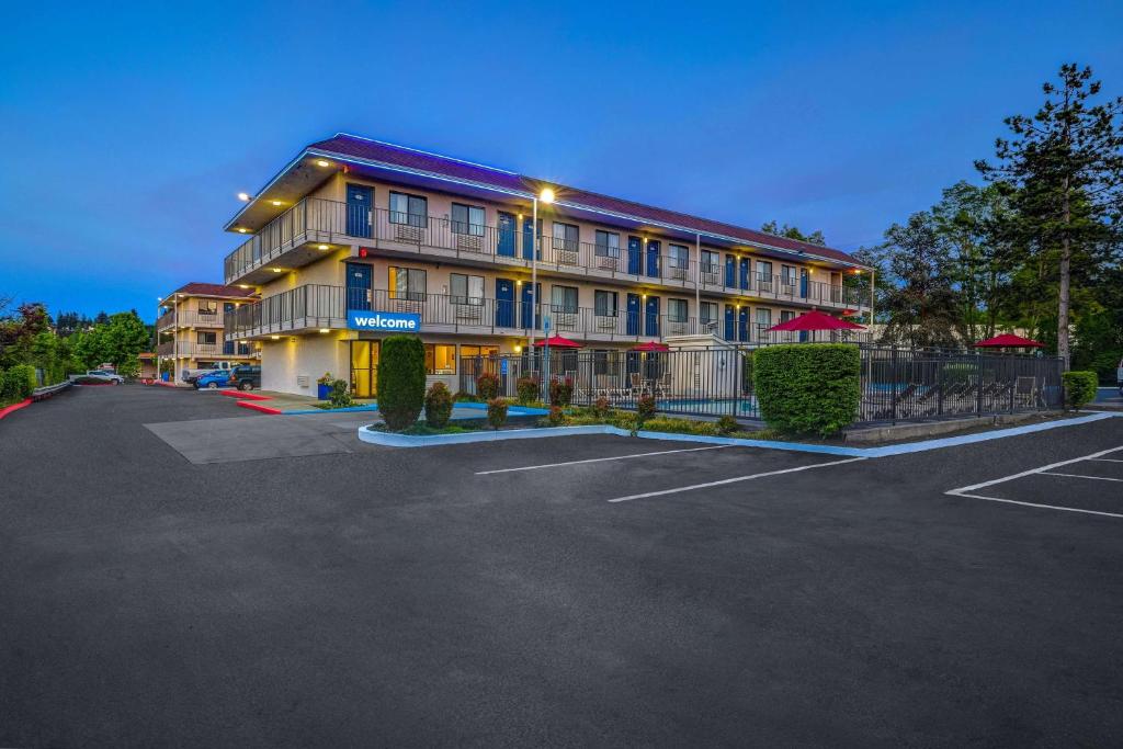 a hotel with a parking lot in front of it at Motel 6-Kirkland, WA - North Kirkland in Kirkland