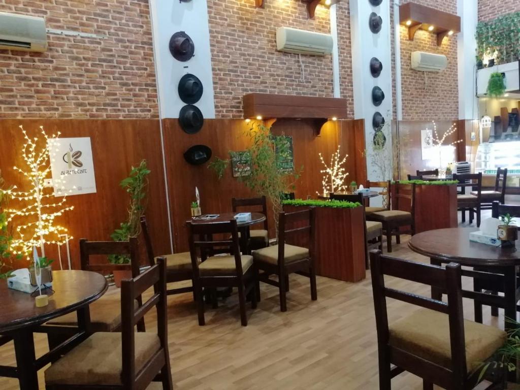 Restaurace v ubytování Fakhamat Al Orjoana & Suites