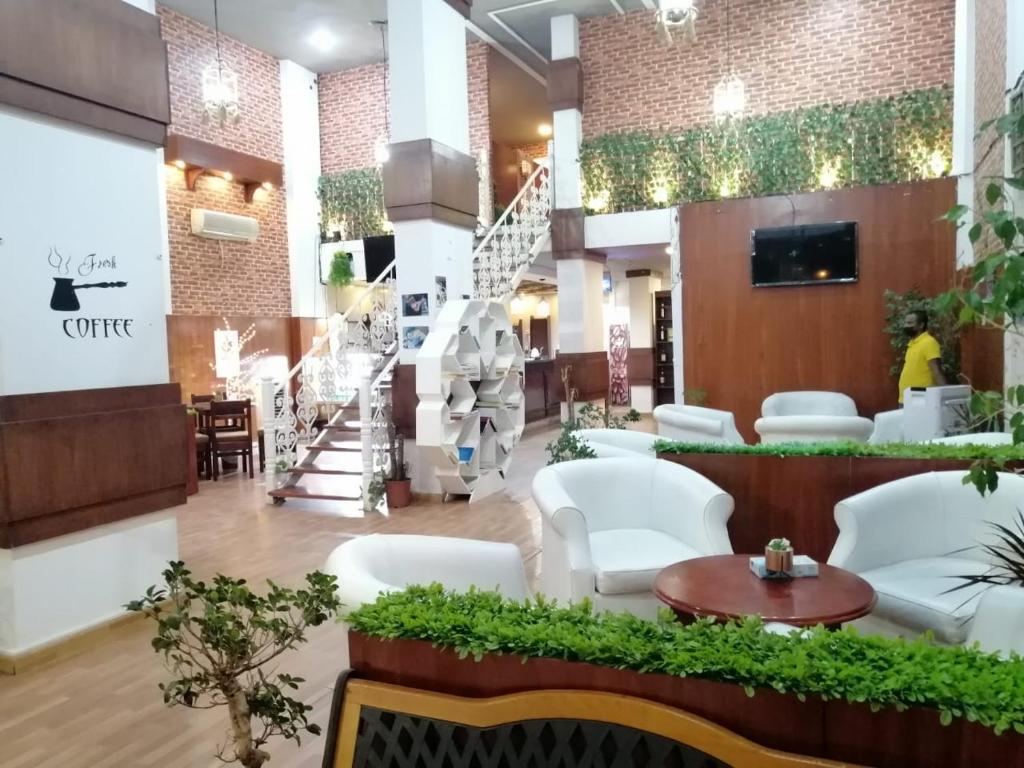 TV a/nebo společenská místnost v ubytování Fakhamat Al Orjoana & Suites