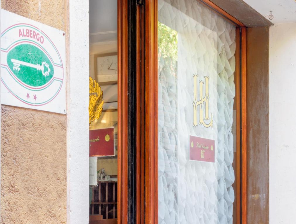 una ventana de un restaurante con un cartel en Hotel Leonardo, en Venecia