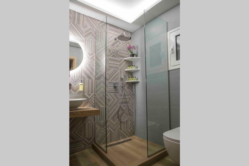 Kúpeľňa v ubytovaní 7 Steps Apartment Metro Syggrou Fix near Acropolis