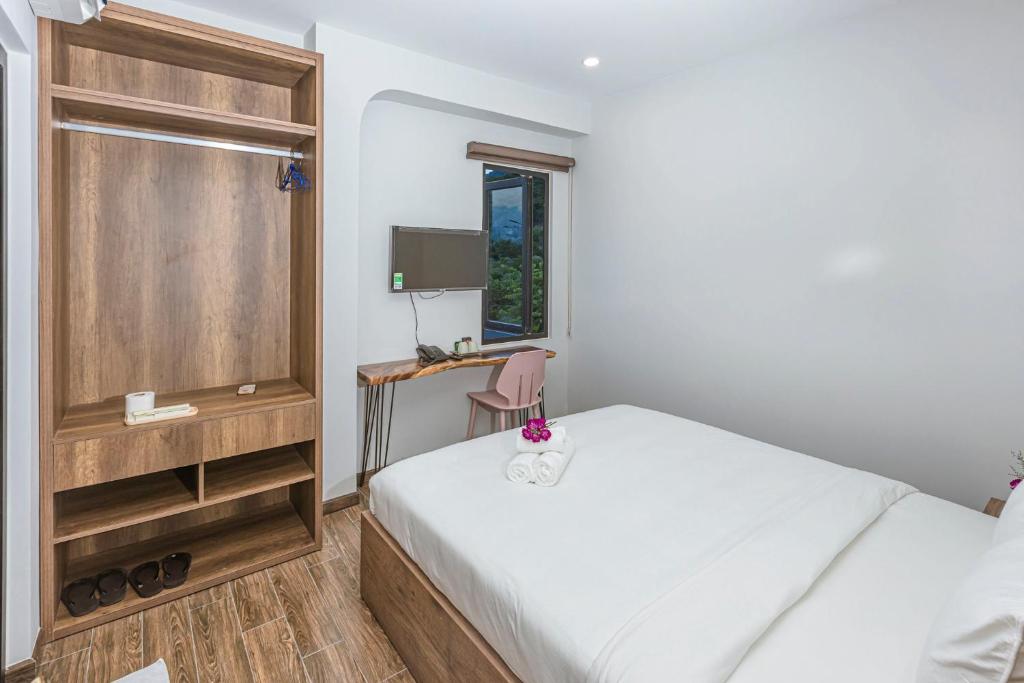 Postel nebo postele na pokoji v ubytování Trần Long Cù Hin Hotel