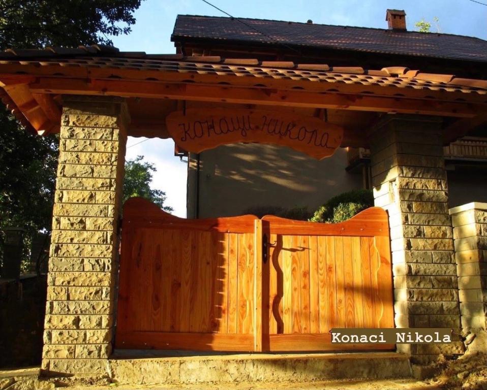 una puerta de madera frente a una casa en Konaci Nikola Banja Vrujci en Gornja Toplica