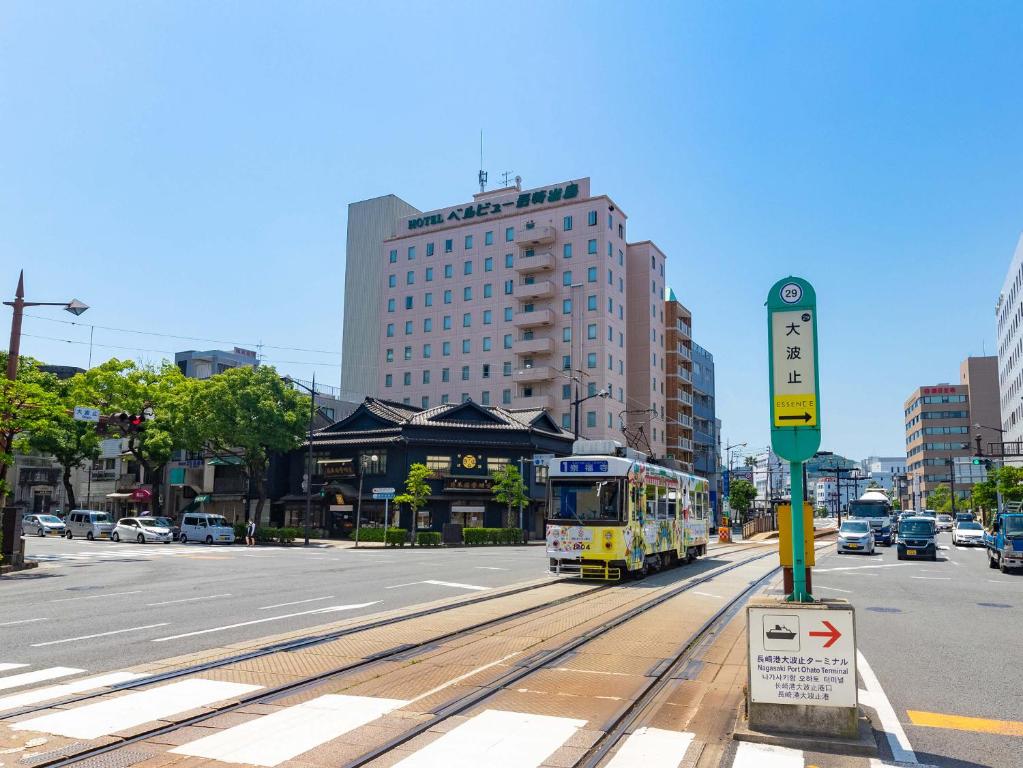 um ônibus está dirigindo por uma rua da cidade em Hotel Belleview Nagasaki Dejima em Nagasaki