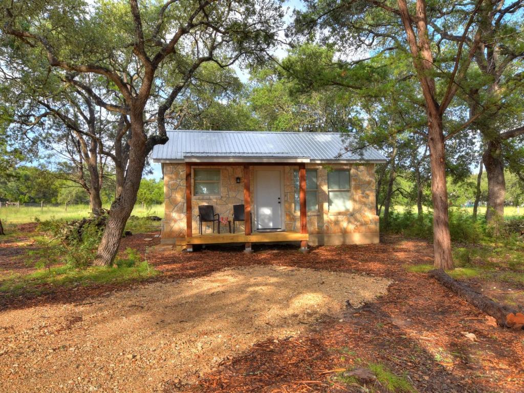 una casetta in mezzo a una foresta di Cabins at Flite Acres-Mockingbird Cabin a Wimberley