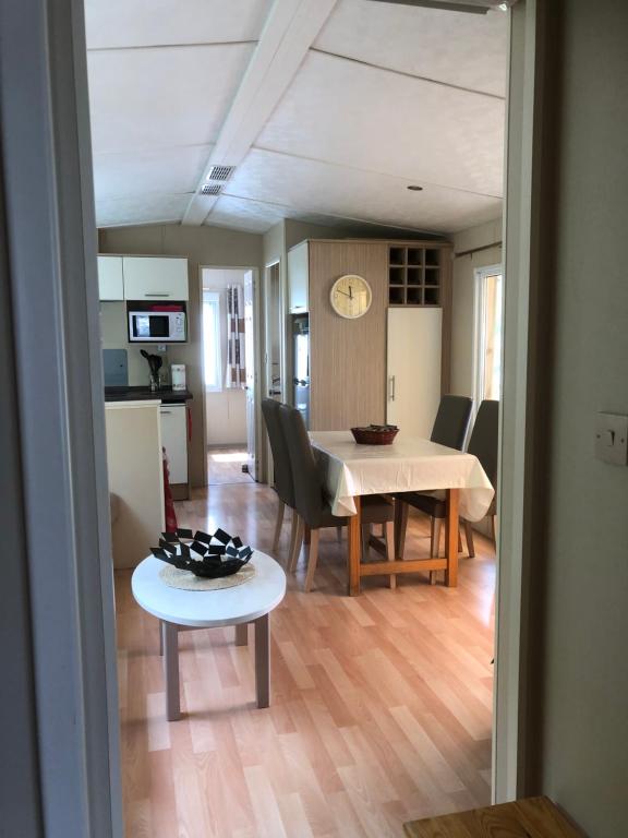 Kuchyň nebo kuchyňský kout v ubytování Mobilhome 2 Chambres 2 SDB