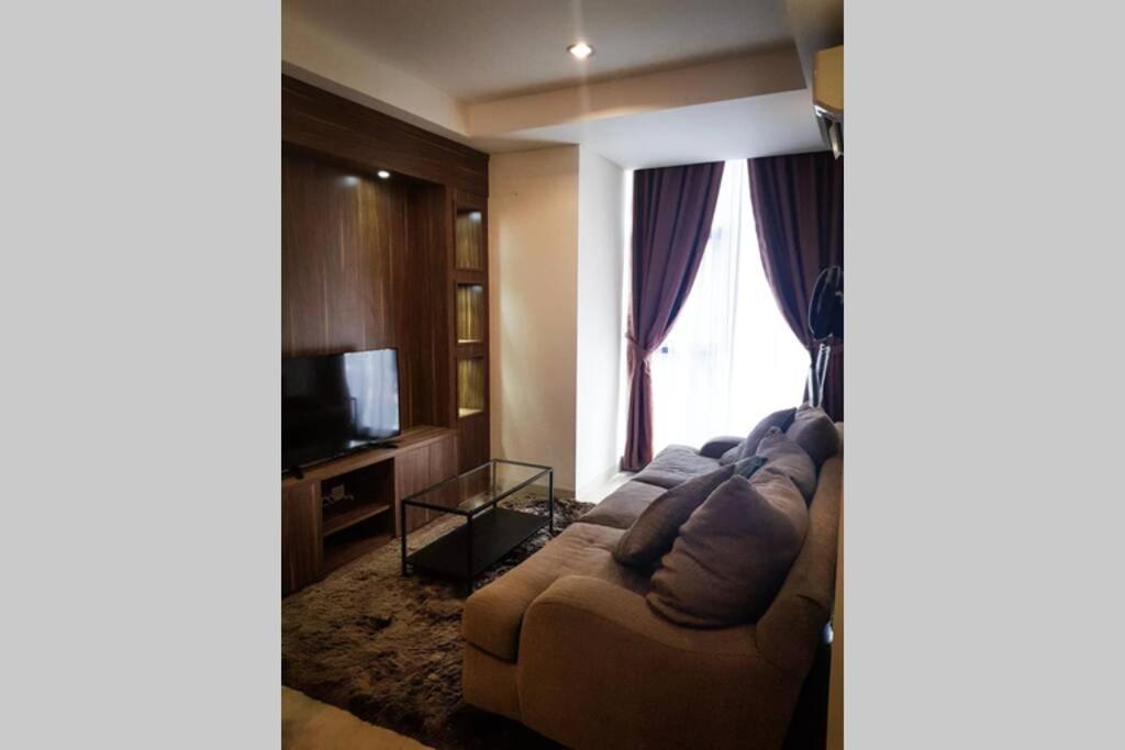 En sittgrupp på Luxury and Comfort 2 BR Apartment Lavenue Pancoran by Sang Living