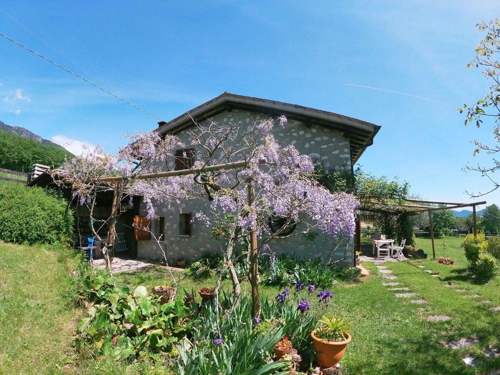 Ogród w obiekcie Cottage in Crespano with River Rafting