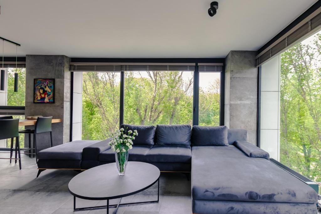 salon z kanapą i stołem w obiekcie RS SUITES PRESTIGE Racławickie 10 "best view" HOME & SPA w mieście Lublin