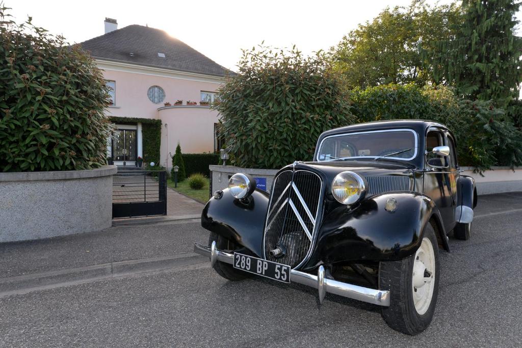 Stary czarny samochód stoi na ulicy. w obiekcie B&B "Villa Fink" w mieście Ostheim