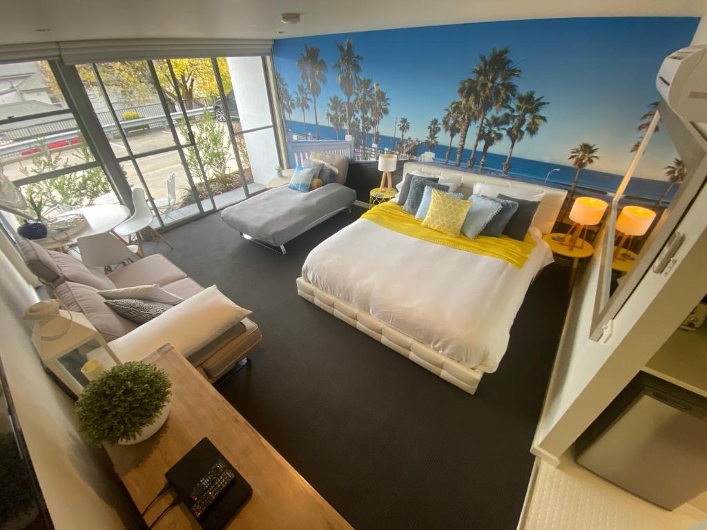Lorne World - Studio - California Beach