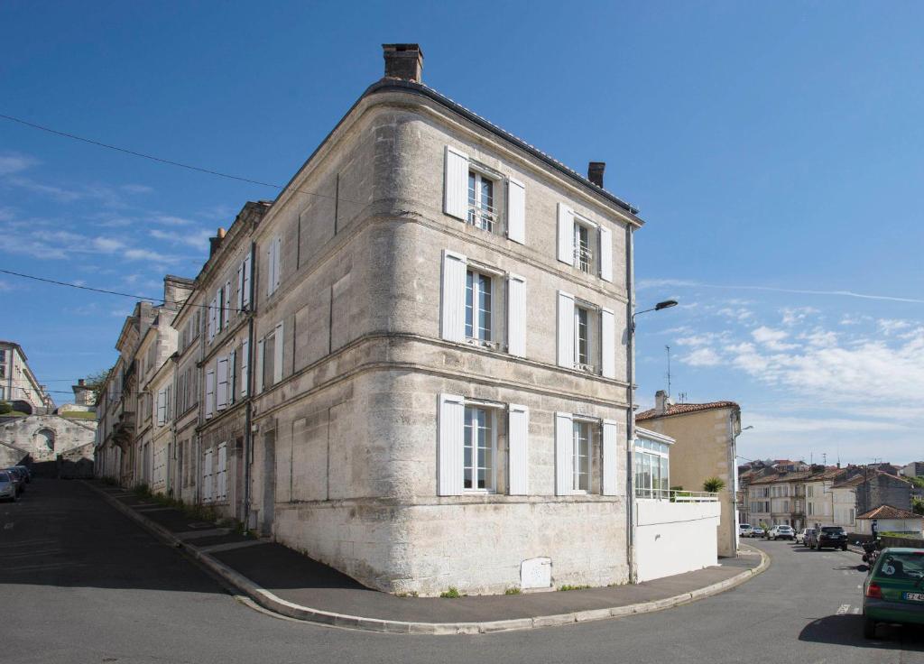 un vieux bâtiment en briques situé sur le côté d'une rue dans l'établissement Chambres d'Hôtes Laferrière, centre, calme, Clim, à Angoulême