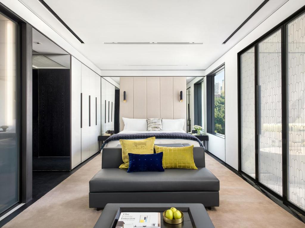 Rúm í herbergi á The Murray, Hong Kong, a Niccolo Hotel