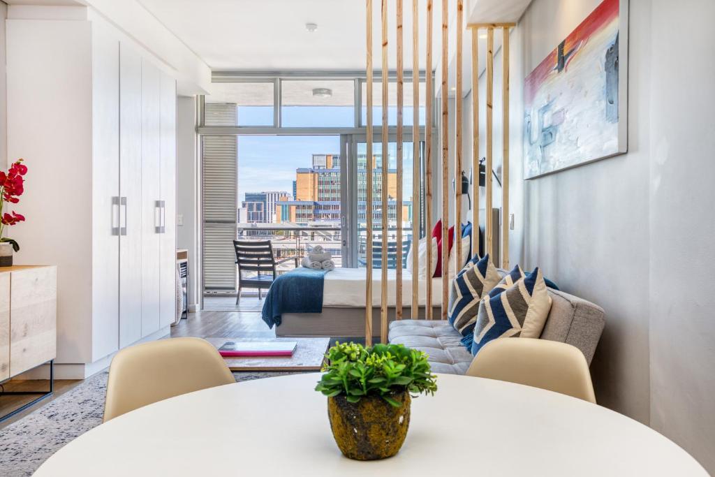 Backup-Powered Urban Sanctuary near Table Mountain - Apartment