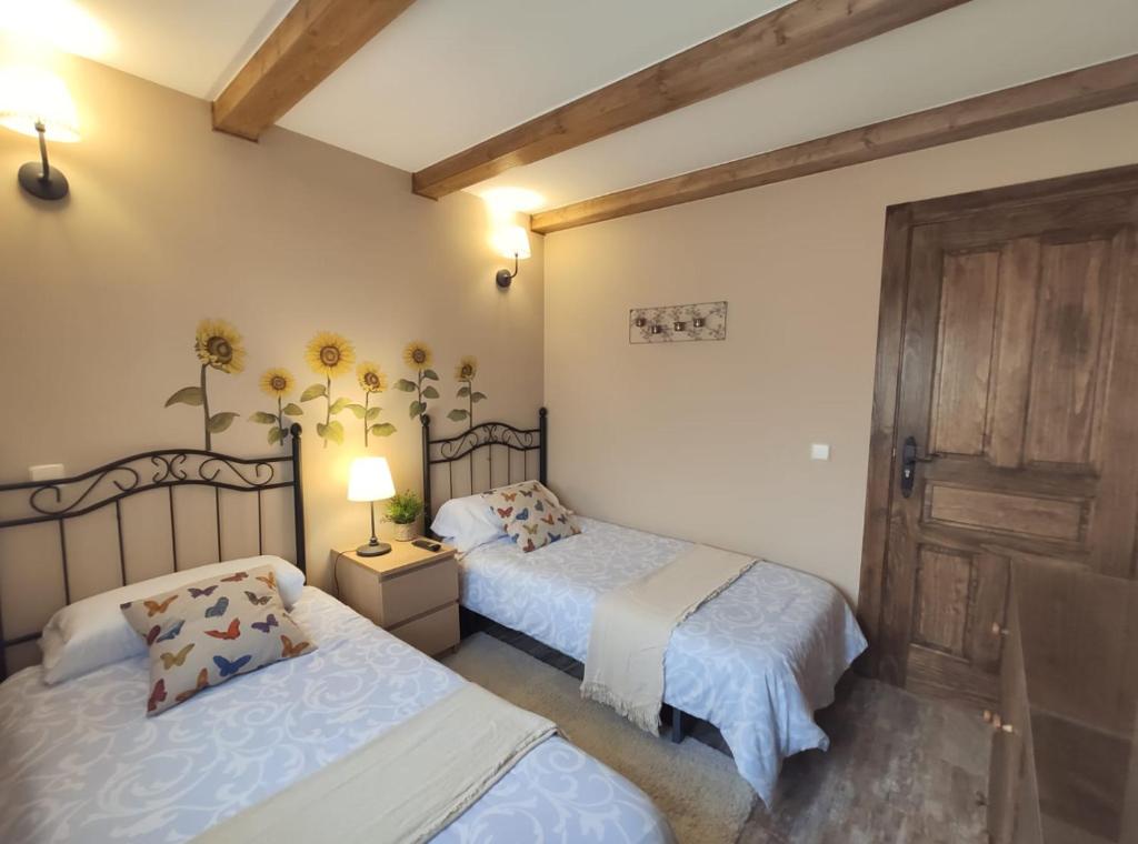 A bed or beds in a room at LAS 4 ESTACIONES - Rascafría