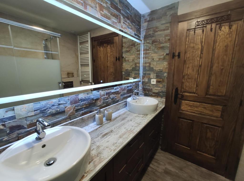 A bathroom at LAS 4 ESTACIONES - Rascafría