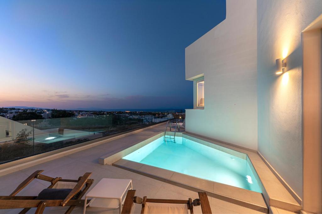 une piscine sur le toit d'une maison dans l'établissement Santo Bloom Luxury Villas, à Vóthon