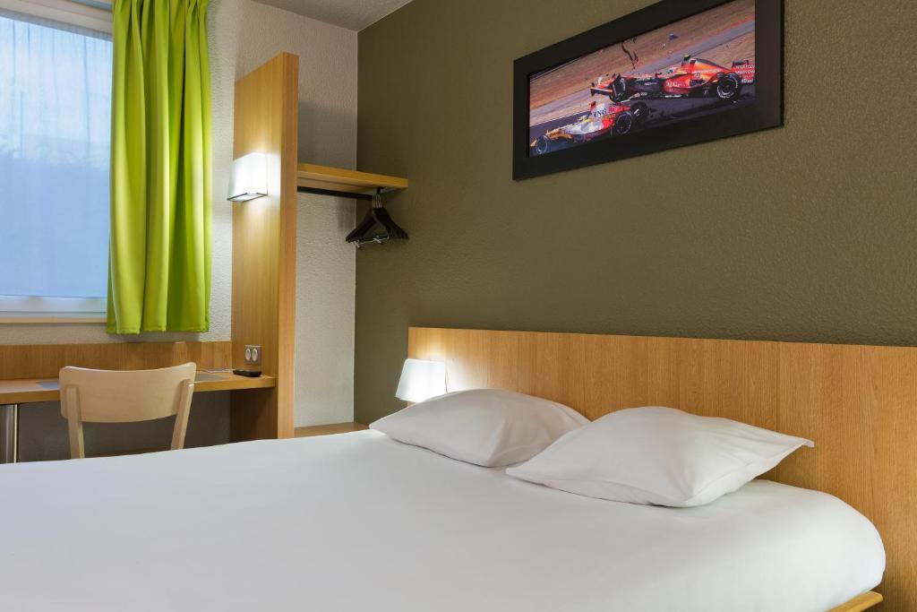 Postel nebo postele na pokoji v ubytování Enzo Hotels Nancy Frouard by Kyriad Direct