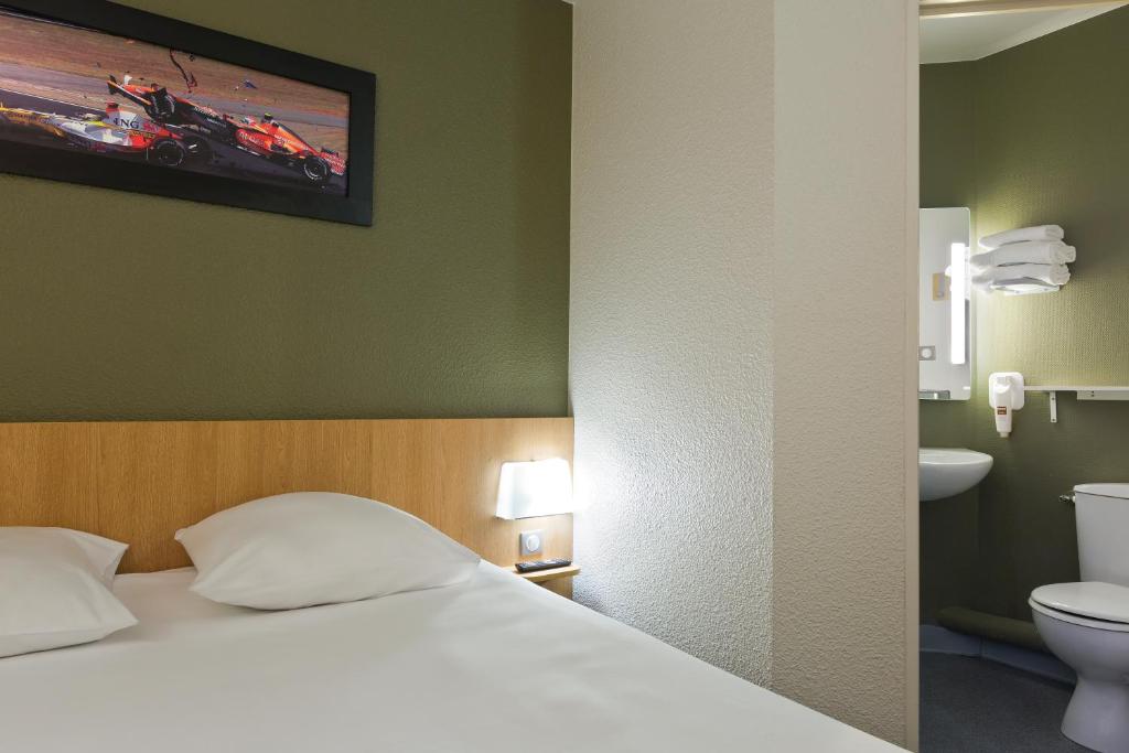Postel nebo postele na pokoji v ubytování Enzo Hotels Nancy Frouard by Kyriad Direct