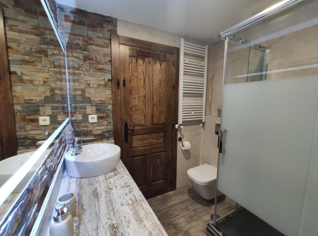 A bathroom at LAS 4 ESTACIONES - Rascafría