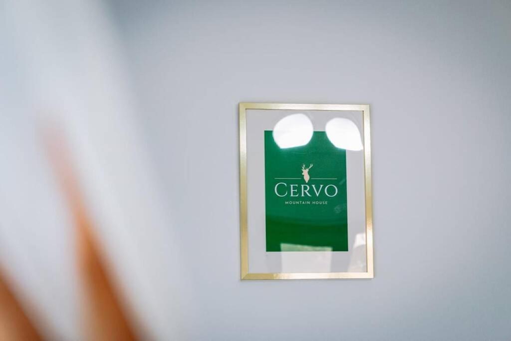 un'immagine di un cartello verde su un muro di Cervo Mountain House a Nehoiu