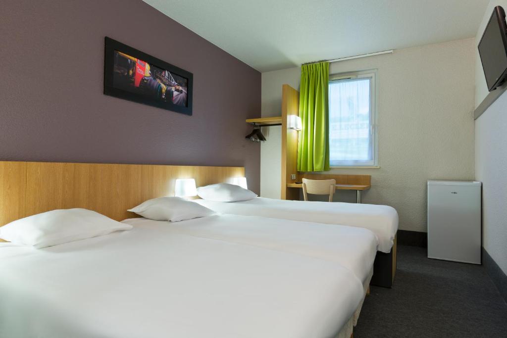 Postel nebo postele na pokoji v ubytování Enzo Hotels Nancy Frouard by Kyriad Direct