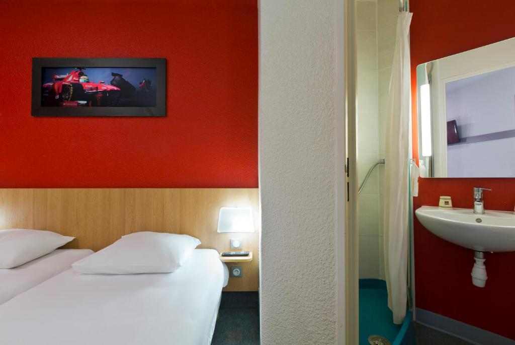 Postel nebo postele na pokoji v ubytování Enzo Hotels Nancy Frouard by Kyriad Direct