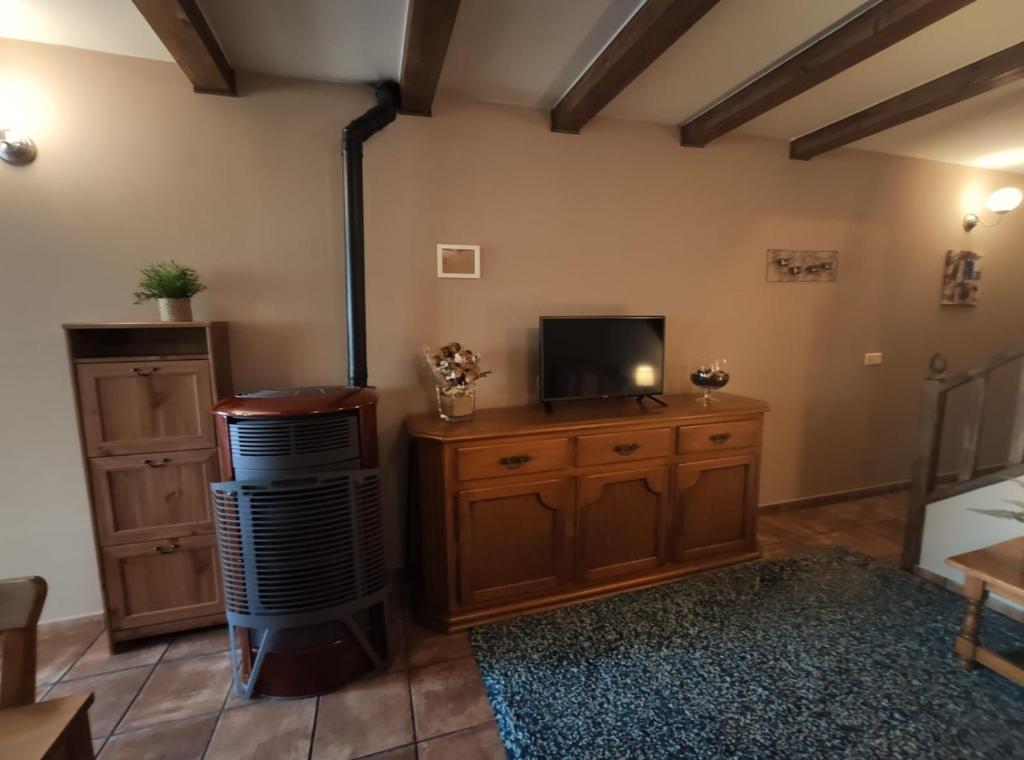 A television and/or entertainment centre at LAS 4 ESTACIONES - Rascafría