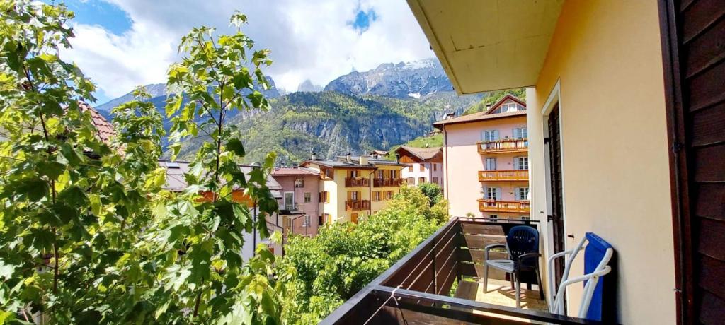 einen Balkon mit Stadt- und Bergblick in der Unterkunft Hotel Paganella in Molveno