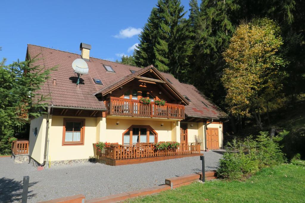 uma casa com um deque e uma varanda em ALFA em Demanovska Dolina