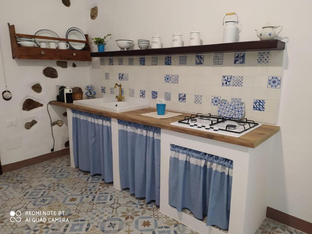 Kuchyňa alebo kuchynka v ubytovaní Casa Vacanza Sa Prenda