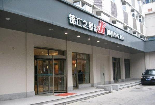 Jinjiang Inn Shijiazhuang Ping'an Street في هيبي: مبنى متوقف امامه سيارة