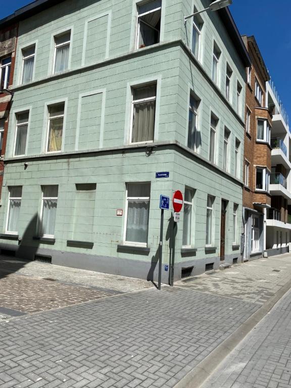 um edifício branco com um sinal de stop numa rua em LANGESTR 86 OOSTENDE 200m from the beach em Oostende