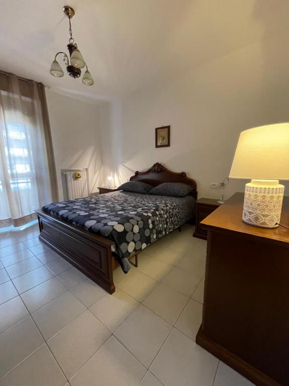 een slaapkamer met een bed, een tafel en een lamp bij La casetta di Sasà intero appartamento in Pescara