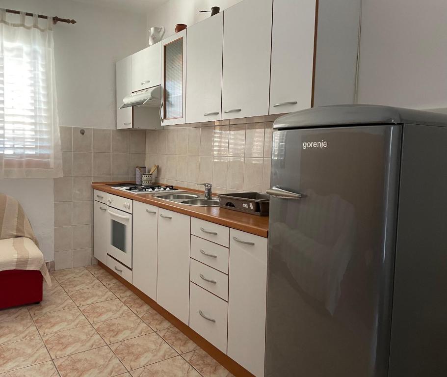 Kuchyň nebo kuchyňský kout v ubytování Apartmani Meri