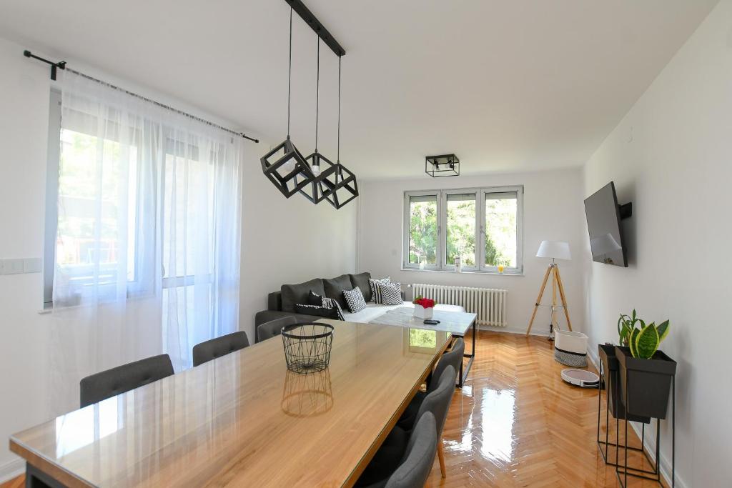 ein Esszimmer und ein Wohnzimmer mit einem Tisch und Stühlen in der Unterkunft Apartment Pavlovic in Kladovo