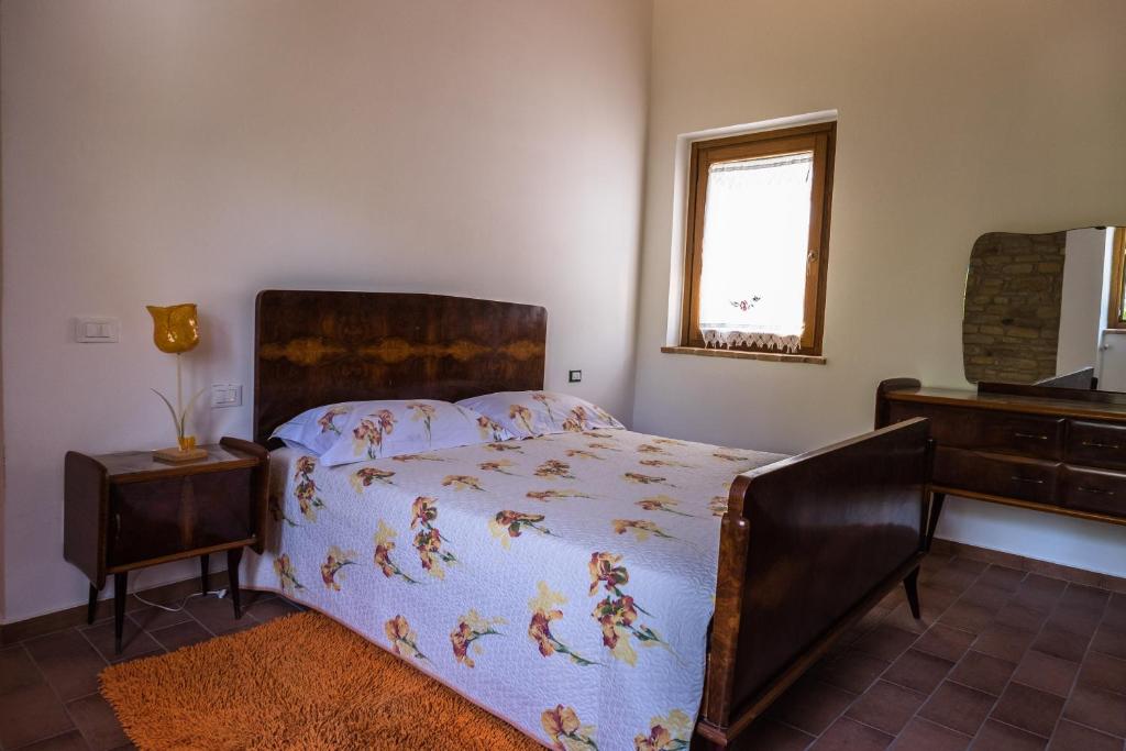 Łóżko lub łóżka w pokoju w obiekcie agriturismo borgo del ginepro